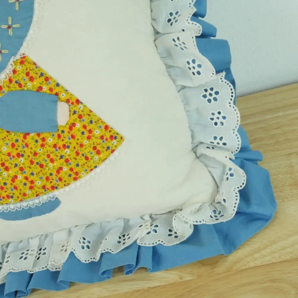 Vintage‎ Throw Pillow Granny Ruffle Eyelet Cottagecore Sunbonnet Sue Embroidered